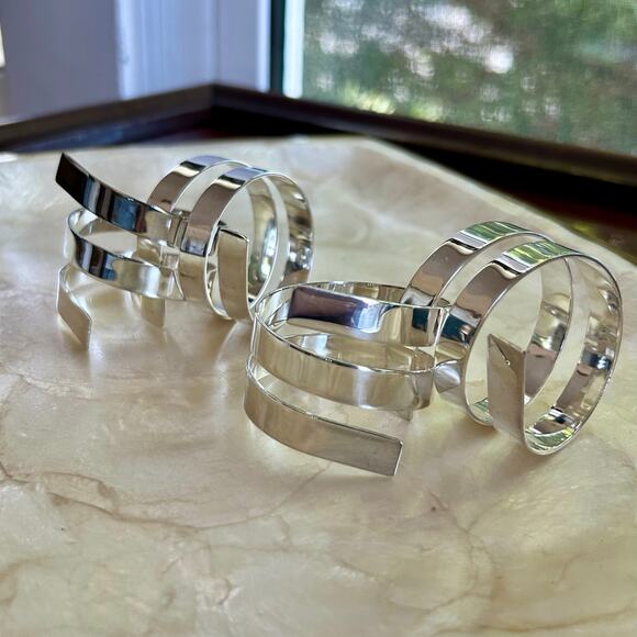 Set of 4 Modern Silver-Plated Spiral Napkin Rings – Minimalist Table Decor - Picture 12 of 15